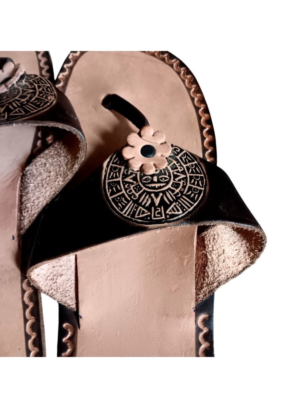 True Vintage Women's Sandals 7 Aztec Sun Dial Leather Flip Flops 1980's Mexico